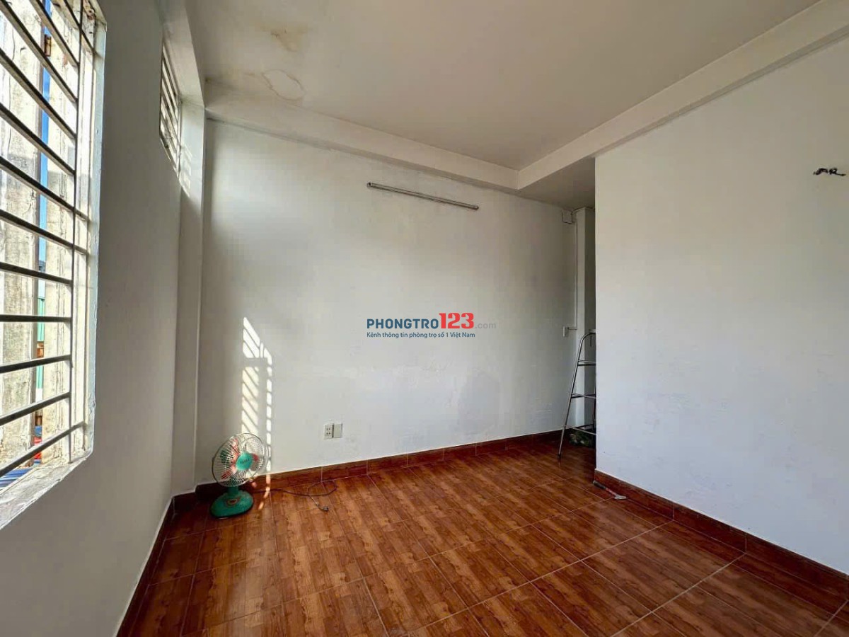 Chung cư 590 CMT8, P11, Quận3: 55m2, 1p ngủ, 6tr5/tháng, ban công
