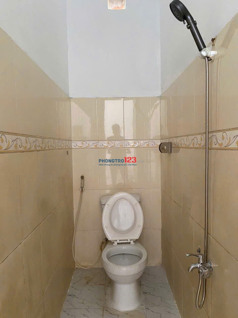 Chung cư 590 CMT8, P11, Quận3: 55m2, 1p ngủ, 6tr5/tháng, ban công