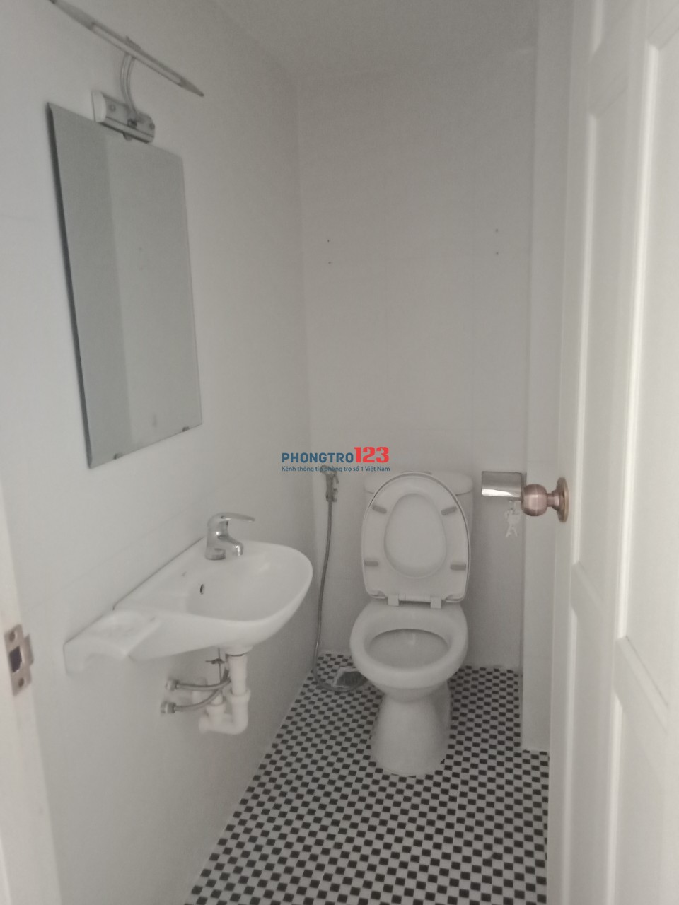 PHÒNG BAN CÔNG ĐẸP,THOÁNG MÁT NGAY TRƯỜNG SA- PHAN XÍCH LONG