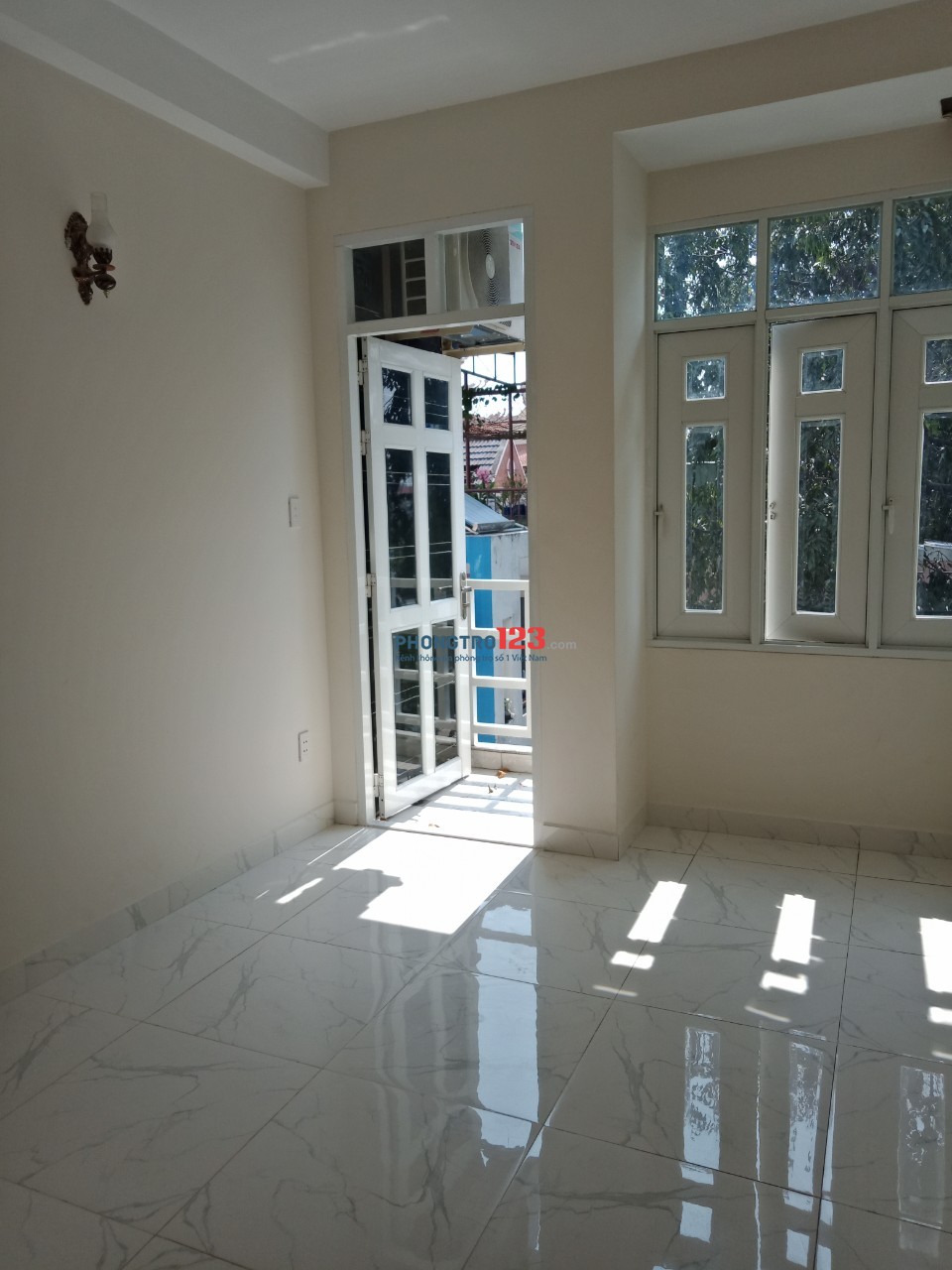 PHÒNG BAN CÔNG ĐẸP,THOÁNG MÁT NGAY TRƯỜNG SA- PHAN XÍCH LONG