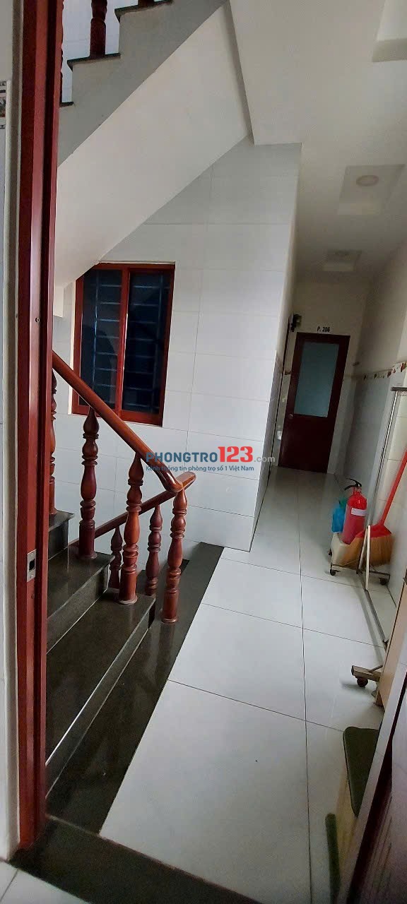 Cho thuê phòng trọ Đường Nguyễn Văn Quá có máy lạnh