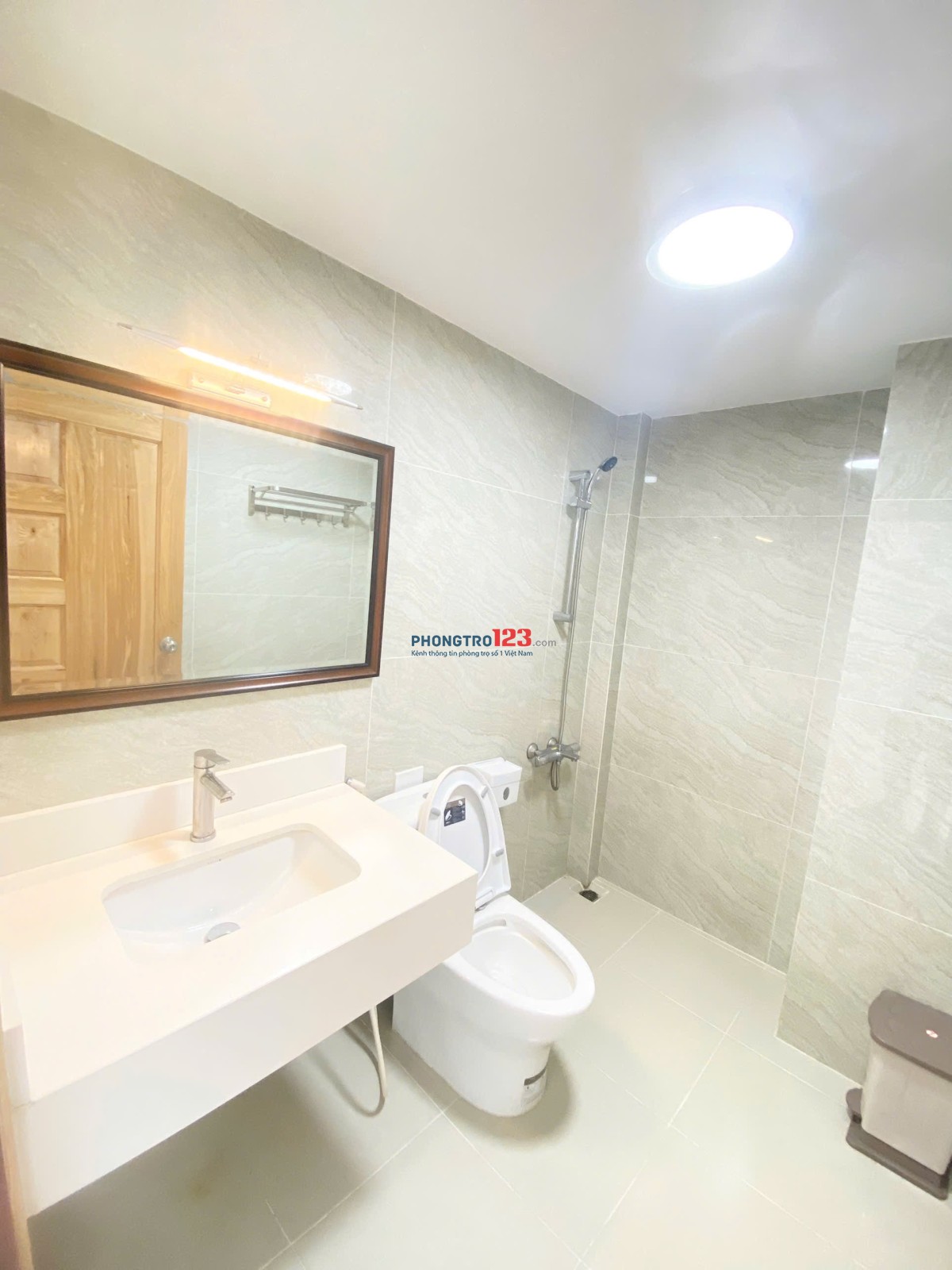 Phòng 35m2 ban công gần Ngã Tư Hàng Xanh, ĐH Hồng Bàng, Quận 1 ở Điện Biên Phủ Bình Thạnh