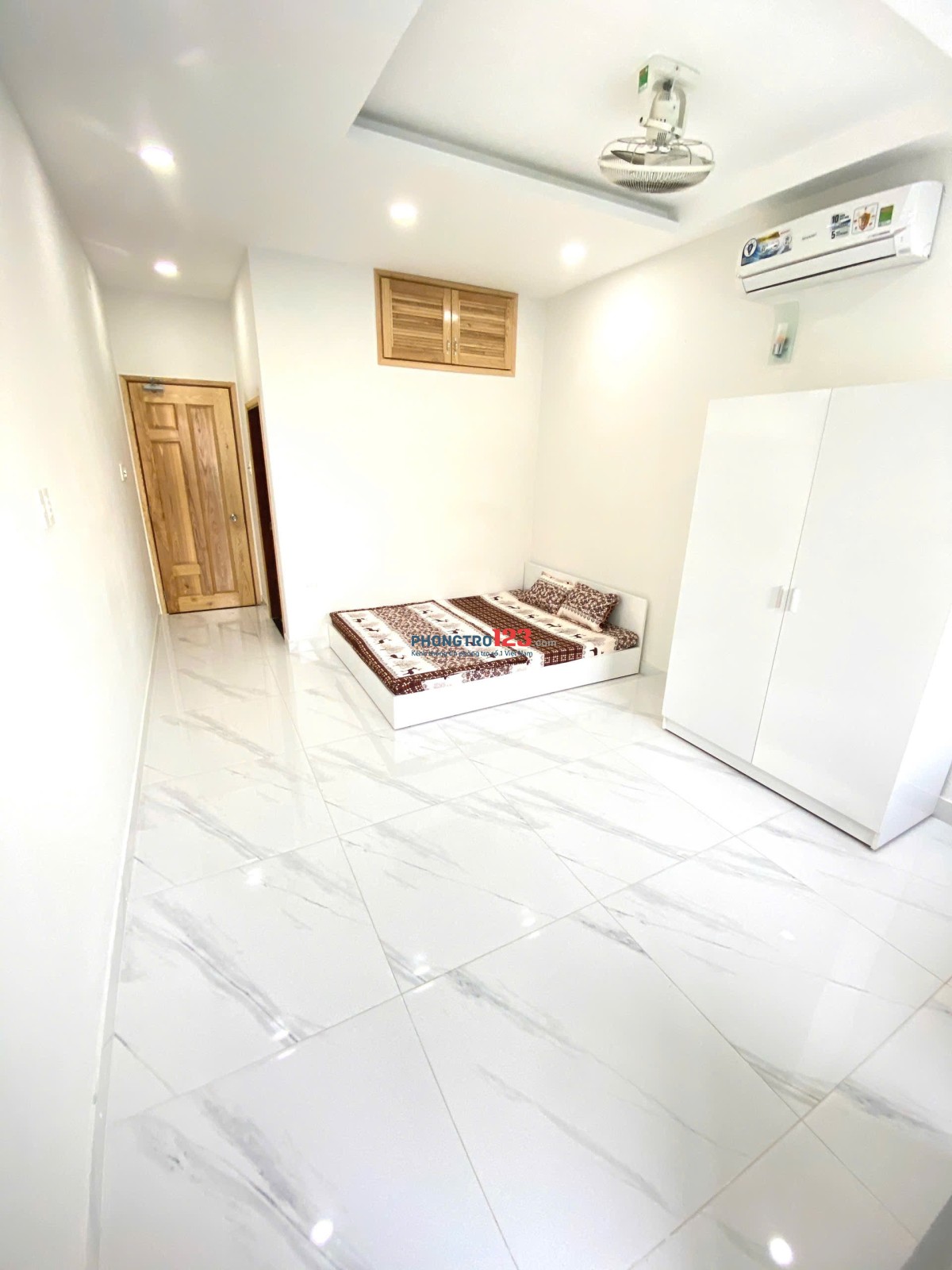 Phòng 35m2 ban công gần Ngã Tư Hàng Xanh, ĐH Hồng Bàng, Quận 1 ở Điện Biên Phủ Bình Thạnh