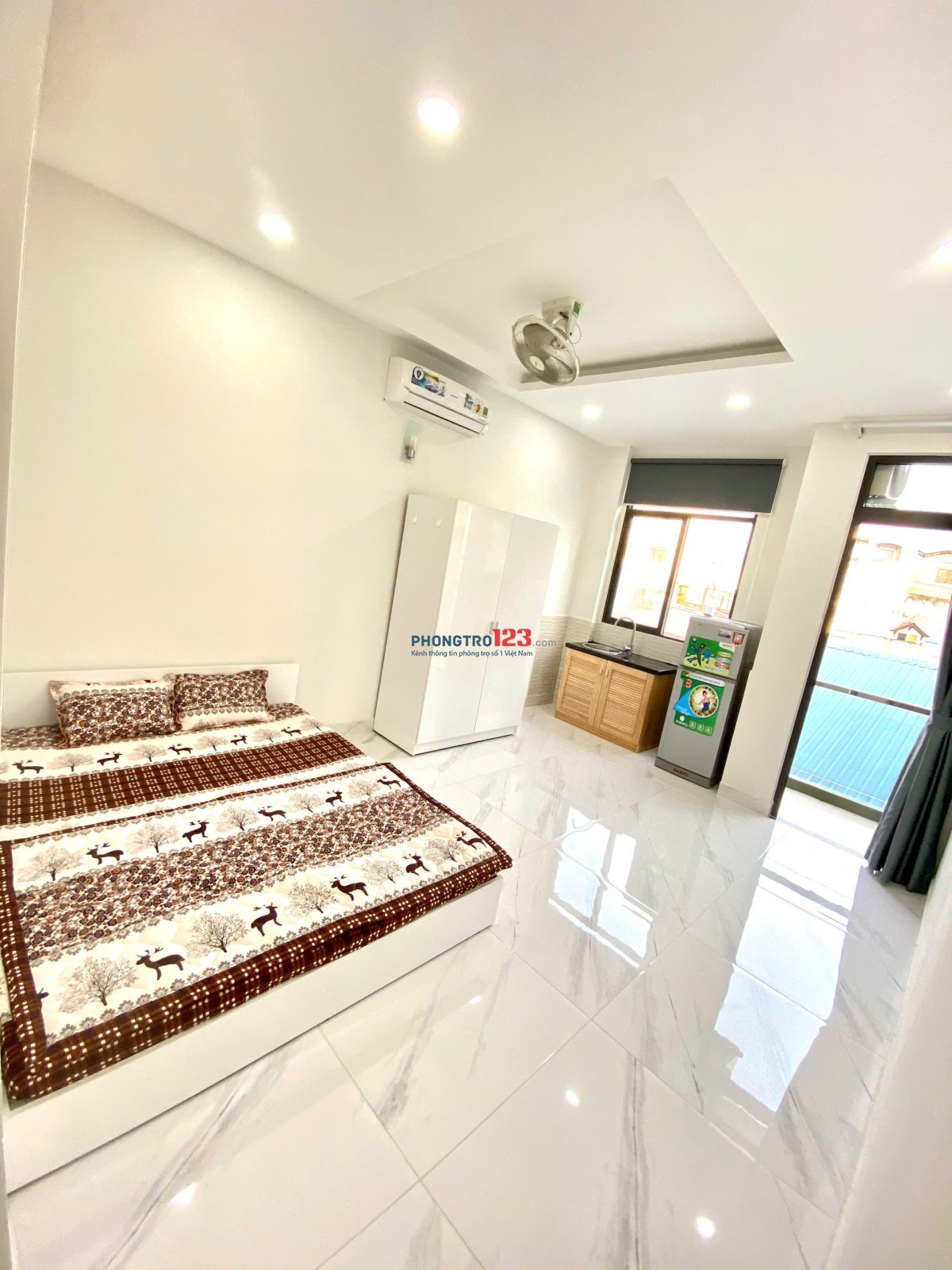 Phòng 35m2 ban công gần Ngã Tư Hàng Xanh, ĐH Hồng Bàng, Quận 1 ở Điện Biên Phủ Bình Thạnh
