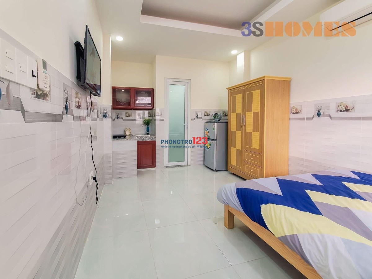 Căn hộ ngay SÂN BAY- ban công, cửa sổ FULL ĐỒ