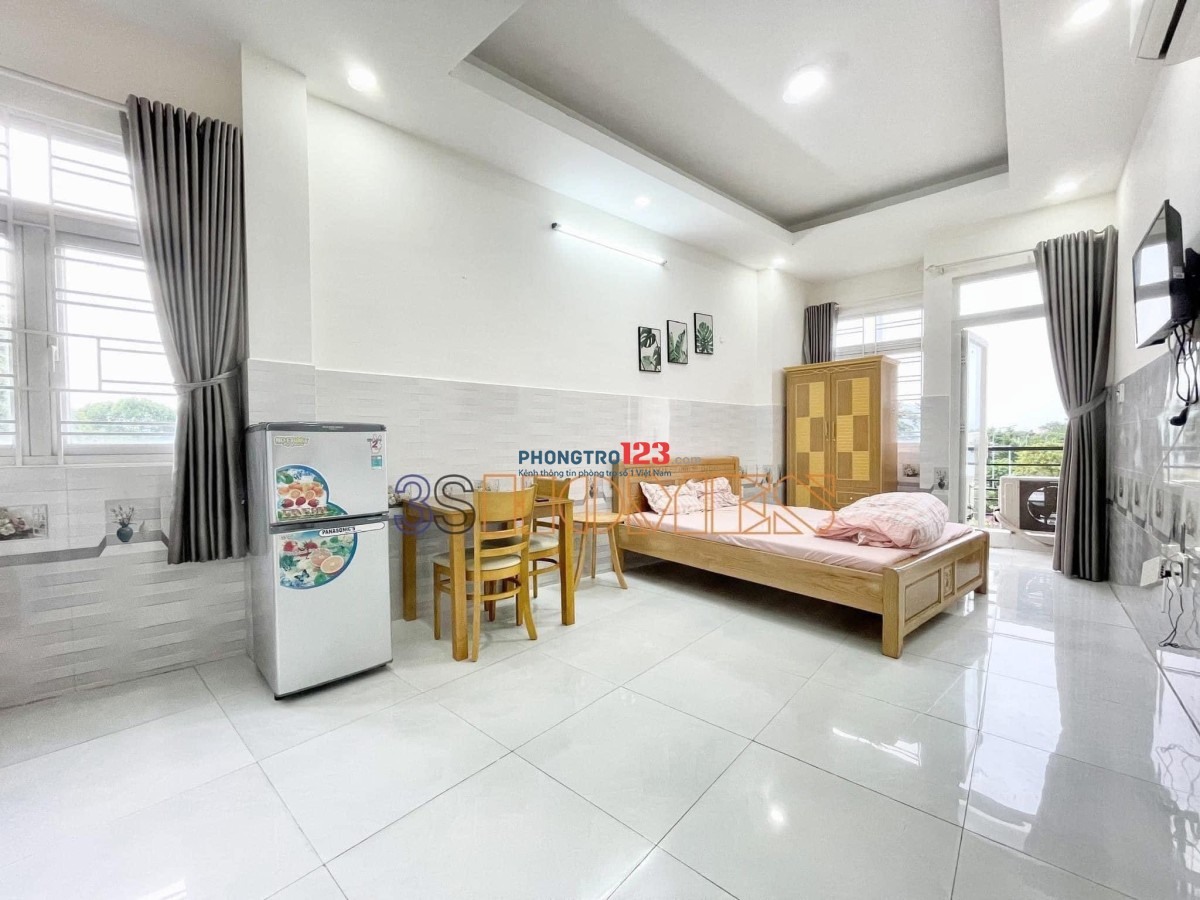 Căn hộ ngay SÂN BAY- ban công, cửa sổ FULL ĐỒ