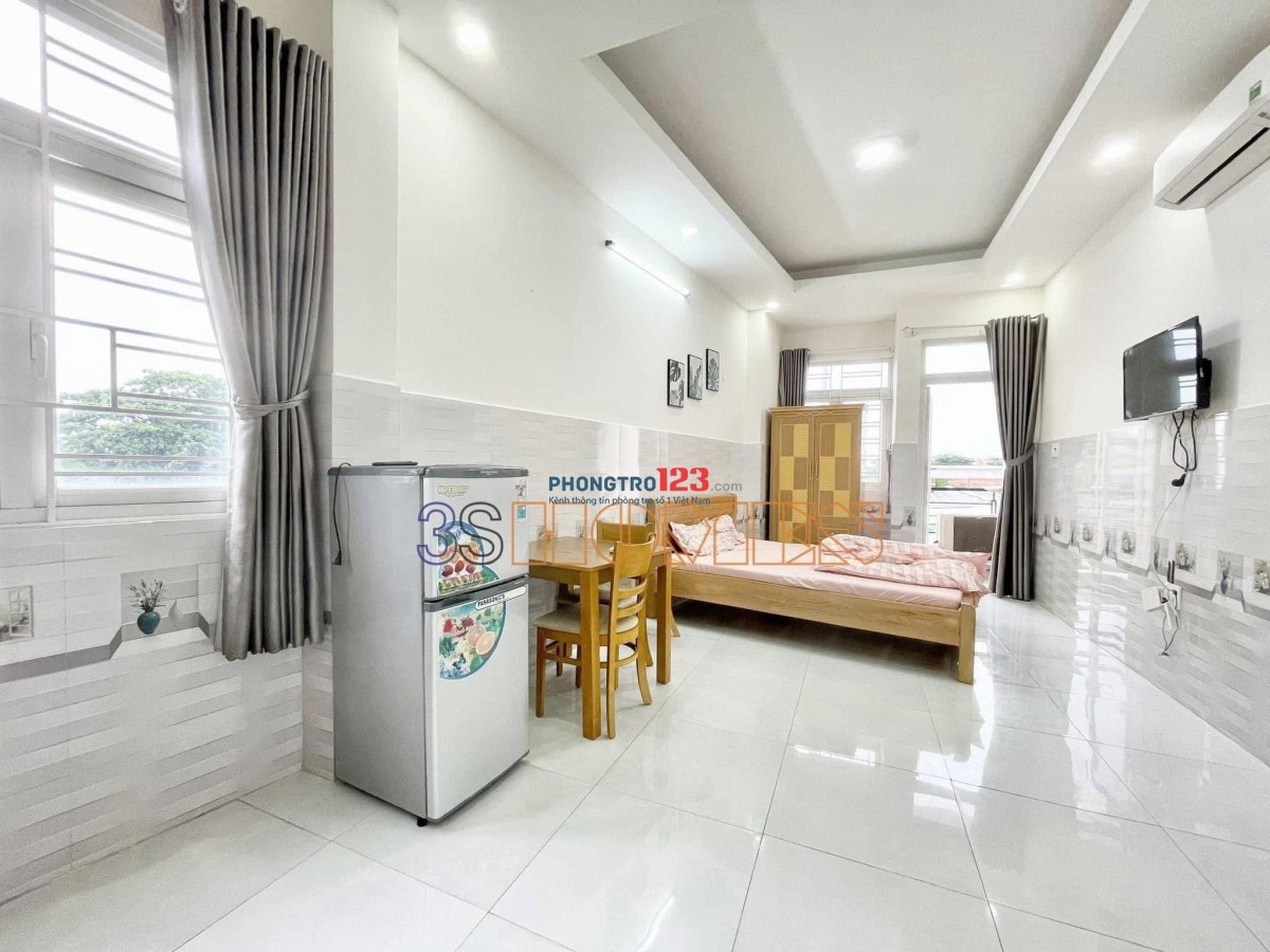 Căn hộ ngay SÂN BAY- ban công, cửa sổ FULL ĐỒ
