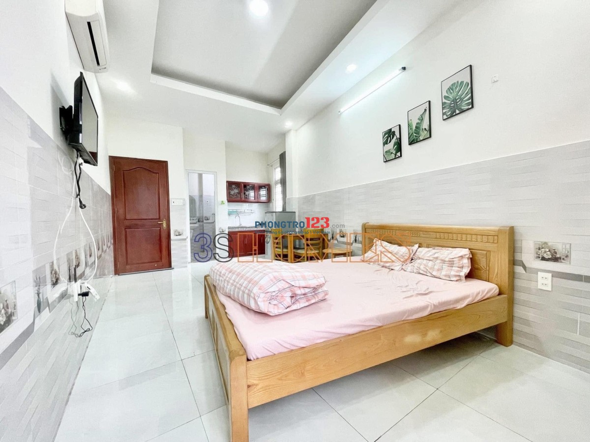 Căn hộ ngay SÂN BAY- ban công, cửa sổ FULL ĐỒ