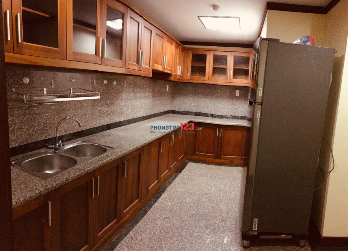 Phòng rộng 17m2, có nội thất gồm giường nệm, tủ quần áo âm tường... giá 2,8tr/th.