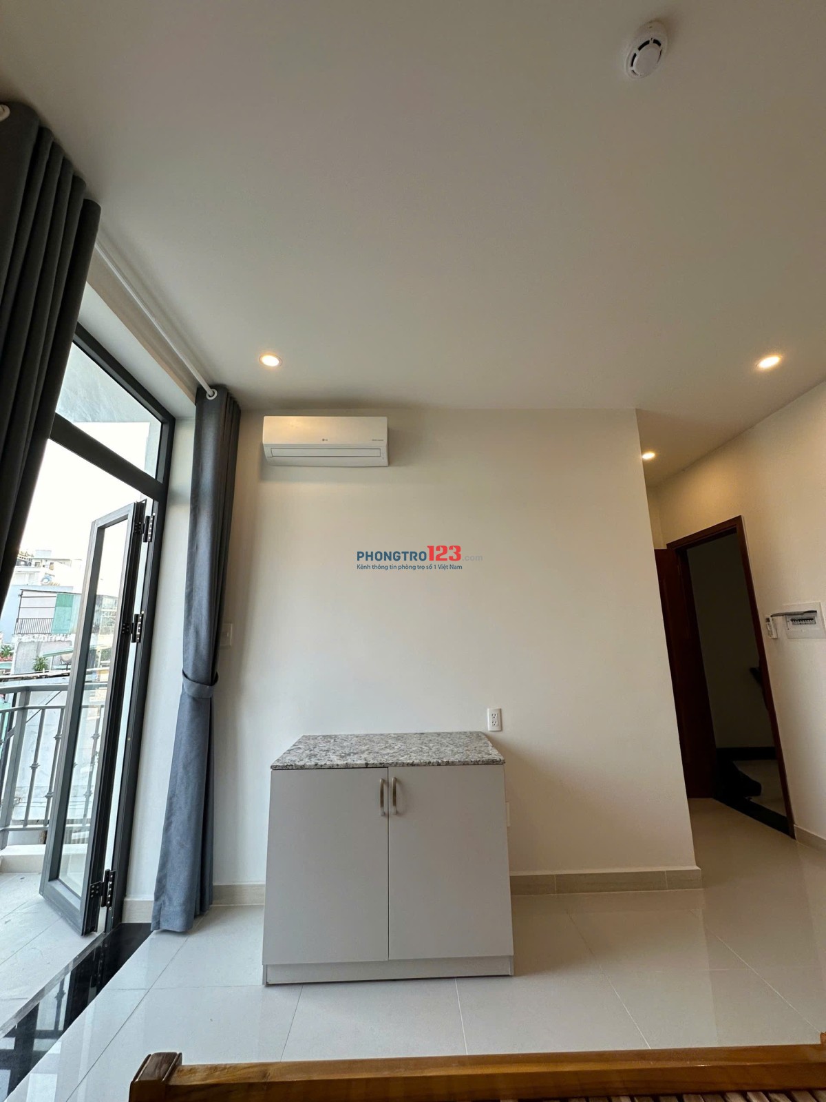 PHÒNG BAN CÔNG CHO THUÊ, RỘNG 35M2 - NHÀ MỚI 100%