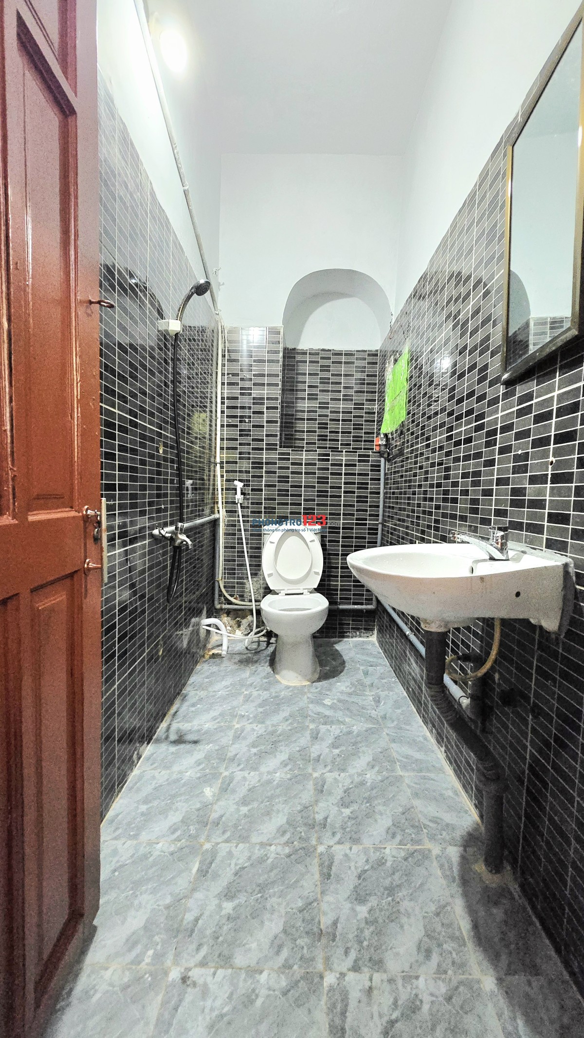 Phòng ngay mặt tiền đường lớn, mới sơn sửa, sẵn bếp, máy lạnh, C.V.A !