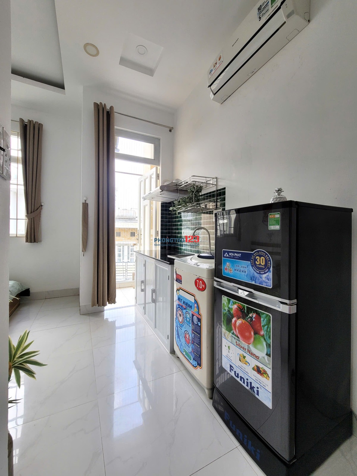 STUDIO FULL NỘI THẤT, 30M2, BAN CÔNG, GIẶT RIÊNG, FREE XE , MÁY HÚT MÙI, GIÁP Q1 2P DI CHUYỂN