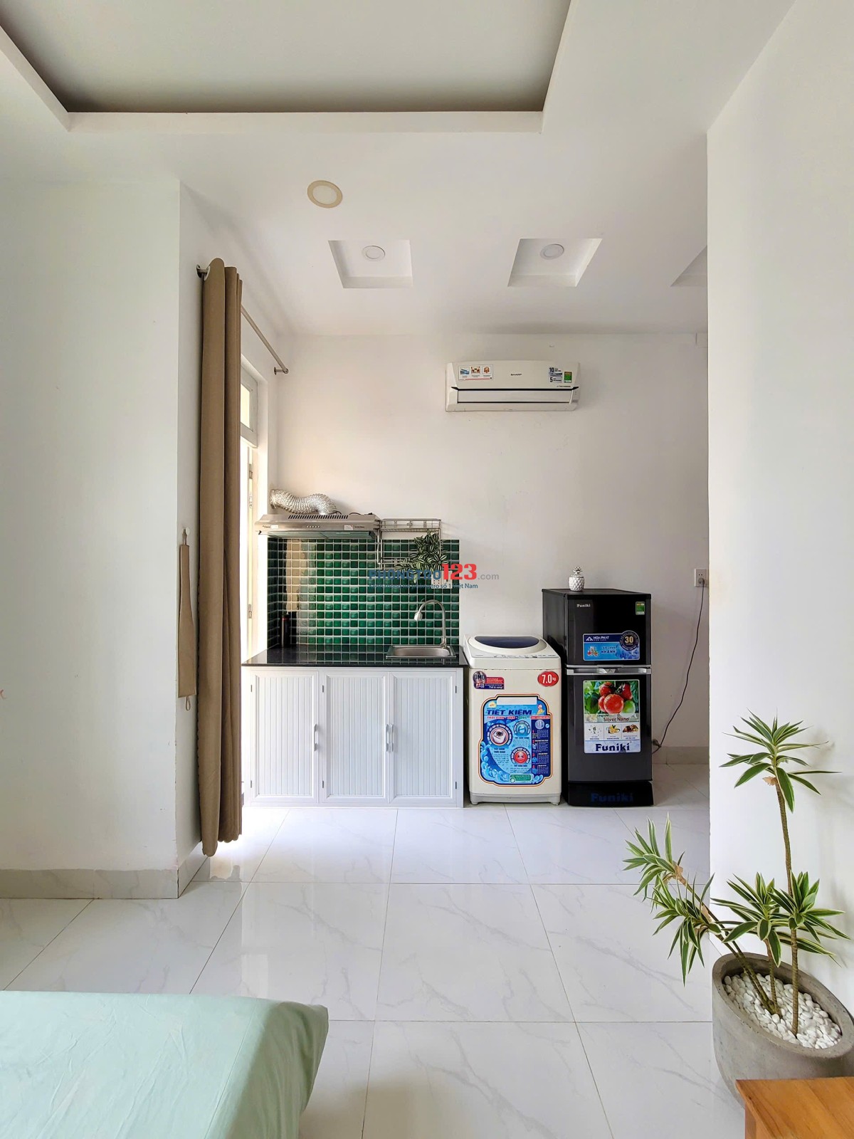STUDIO FULL NỘI THẤT, 30M2, BAN CÔNG, GIẶT RIÊNG, FREE XE , MÁY HÚT MÙI, GIÁP Q1 2P DI CHUYỂN