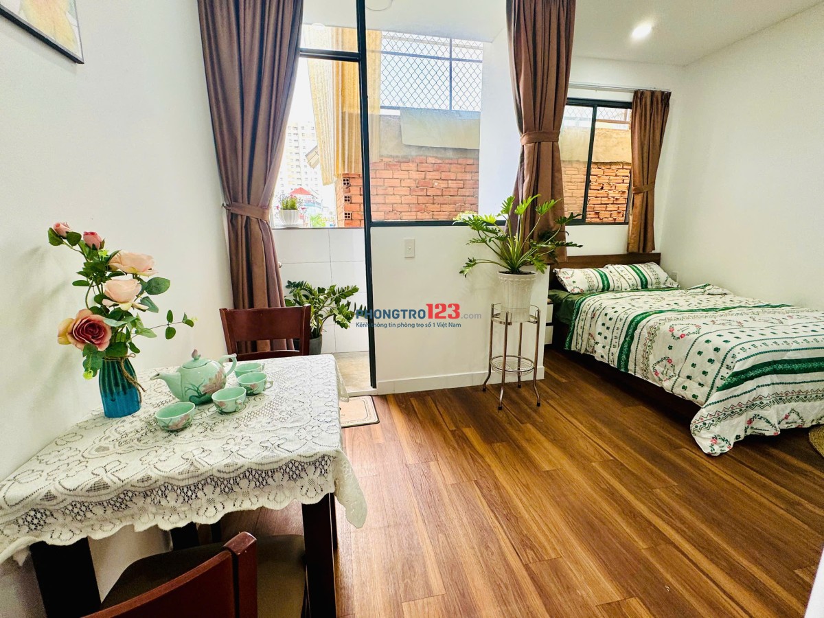 Phòng 30m2 ban công thoáng mát ngay Nguyễn Gia Trí Bình Thạnh gần Đại học Hutech, Ngoại Thương, GTVT
