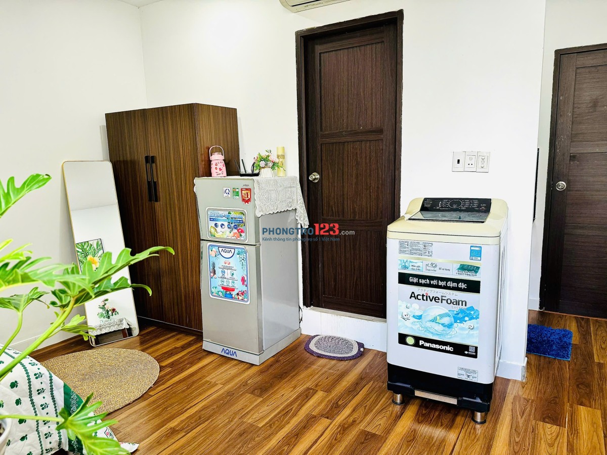 Phòng 30m2 ban công thoáng mát ngay Nguyễn Gia Trí Bình Thạnh gần Đại học Hutech, Ngoại Thương, GTVT