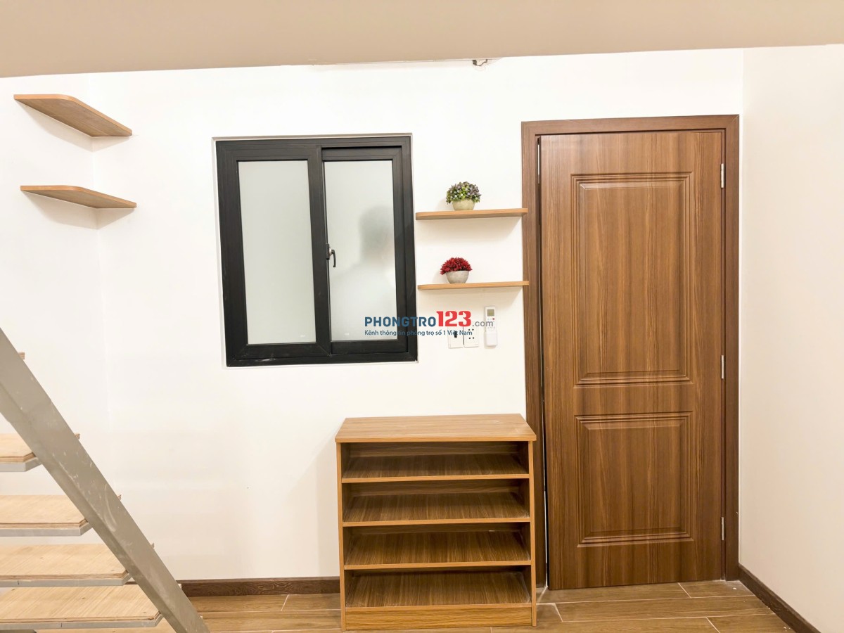 Phòng trọ Duplex ở được nhiều người full nội thất mới 100% có bảo vệ thang máy gần đại học Văn Lang
