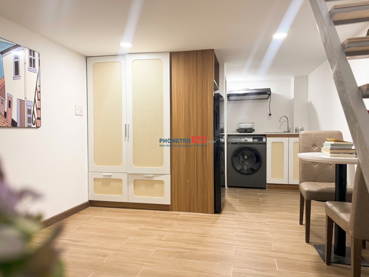Phòng trọ Duplex ở được nhiều người full nội thất mới 100% có bảo vệ thang máy gần đại học Văn Lang