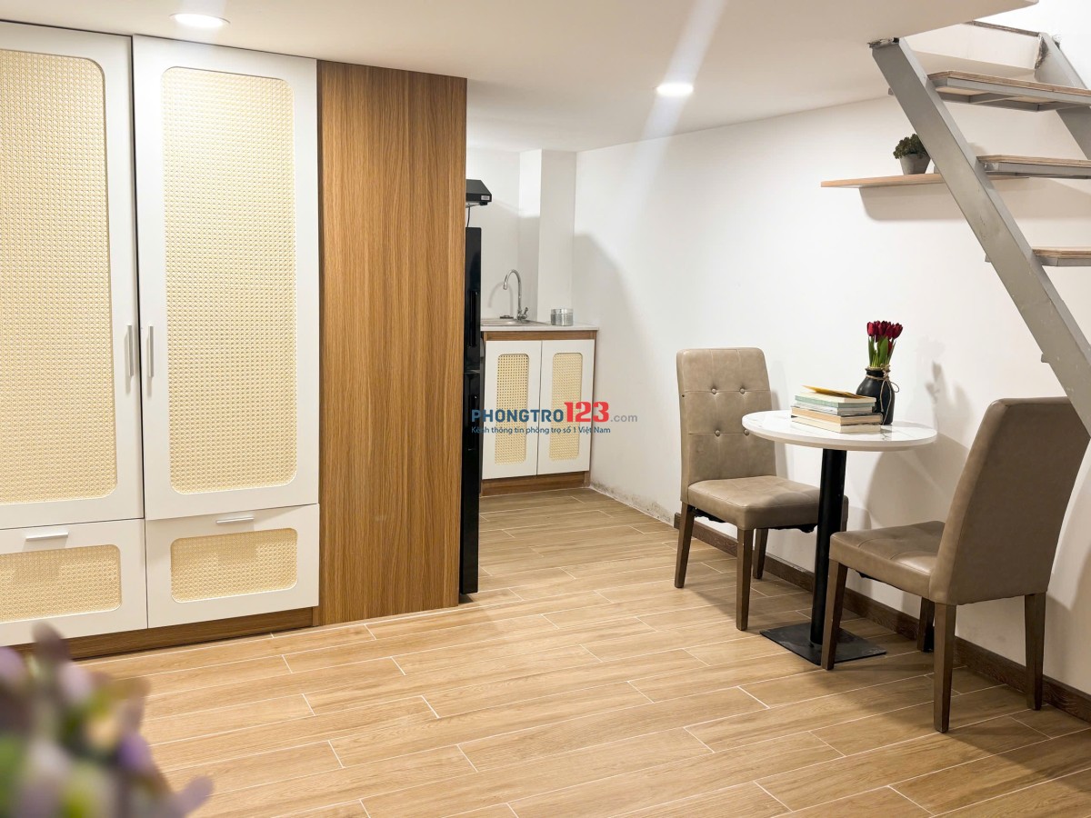 Phòng trọ Duplex ở được nhiều người full nội thất mới 100% có bảo vệ thang máy gần đại học Văn Lang