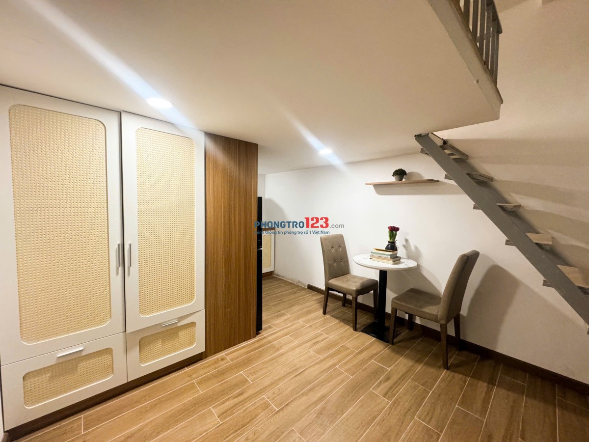 Phòng trọ Duplex ở được nhiều người full nội thất mới 100% có bảo vệ thang máy gần đại học Văn Lang