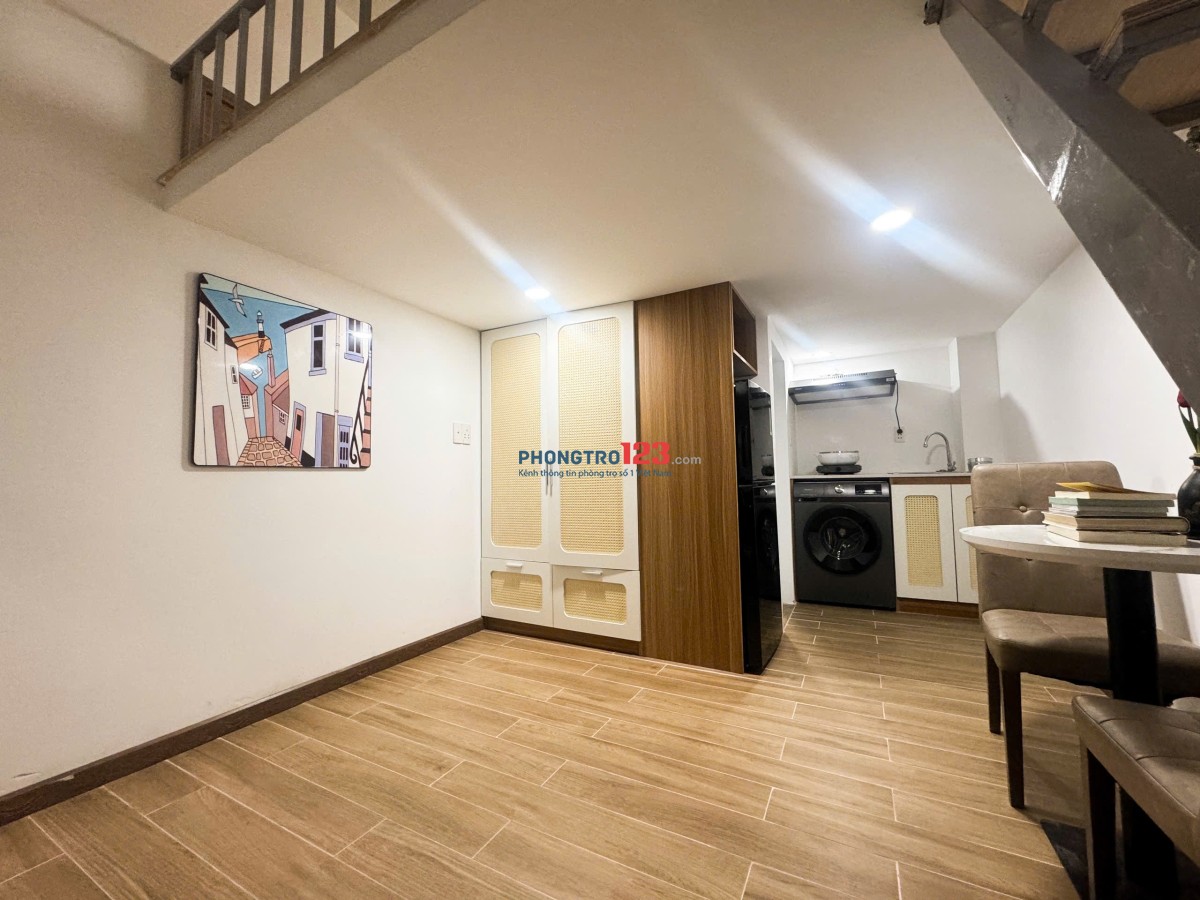 Phòng trọ Duplex ở được nhiều người full nội thất mới 100% có bảo vệ thang máy gần đại học Văn Lang