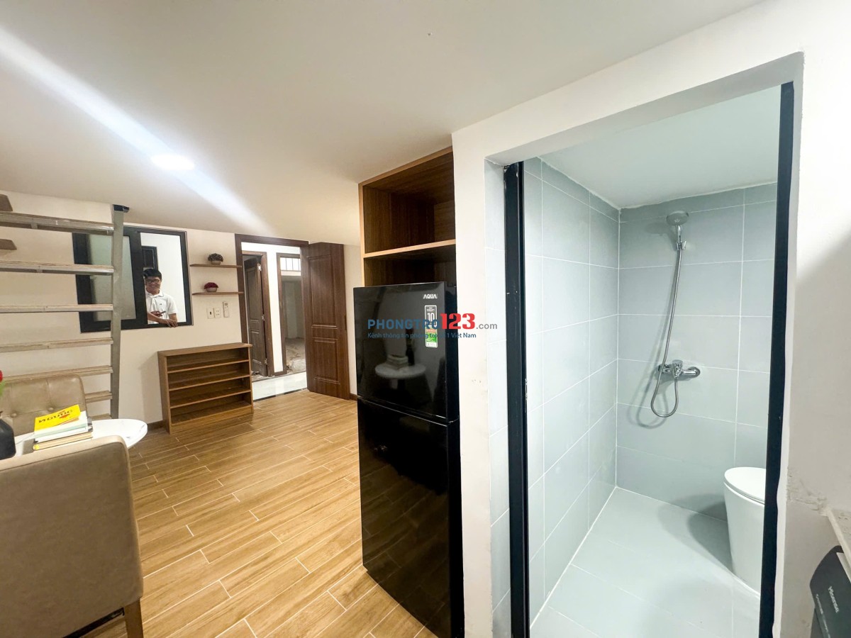 Phòng trọ Duplex ở được nhiều người full nội thất mới 100% có bảo vệ thang máy gần đại học Văn Lang