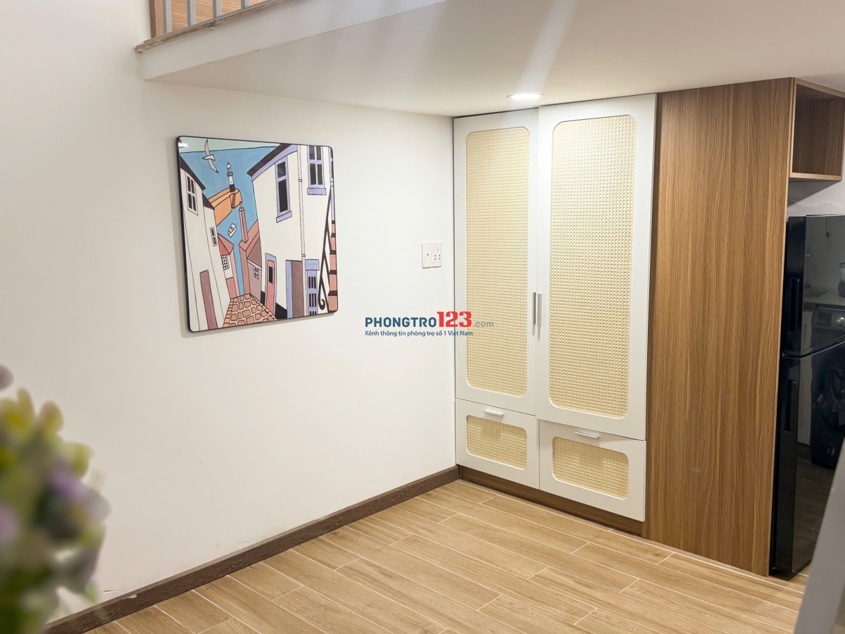 Phòng trọ Duplex ở được nhiều người full nội thất mới 100% có bảo vệ thang máy gần đại học Văn Lang
