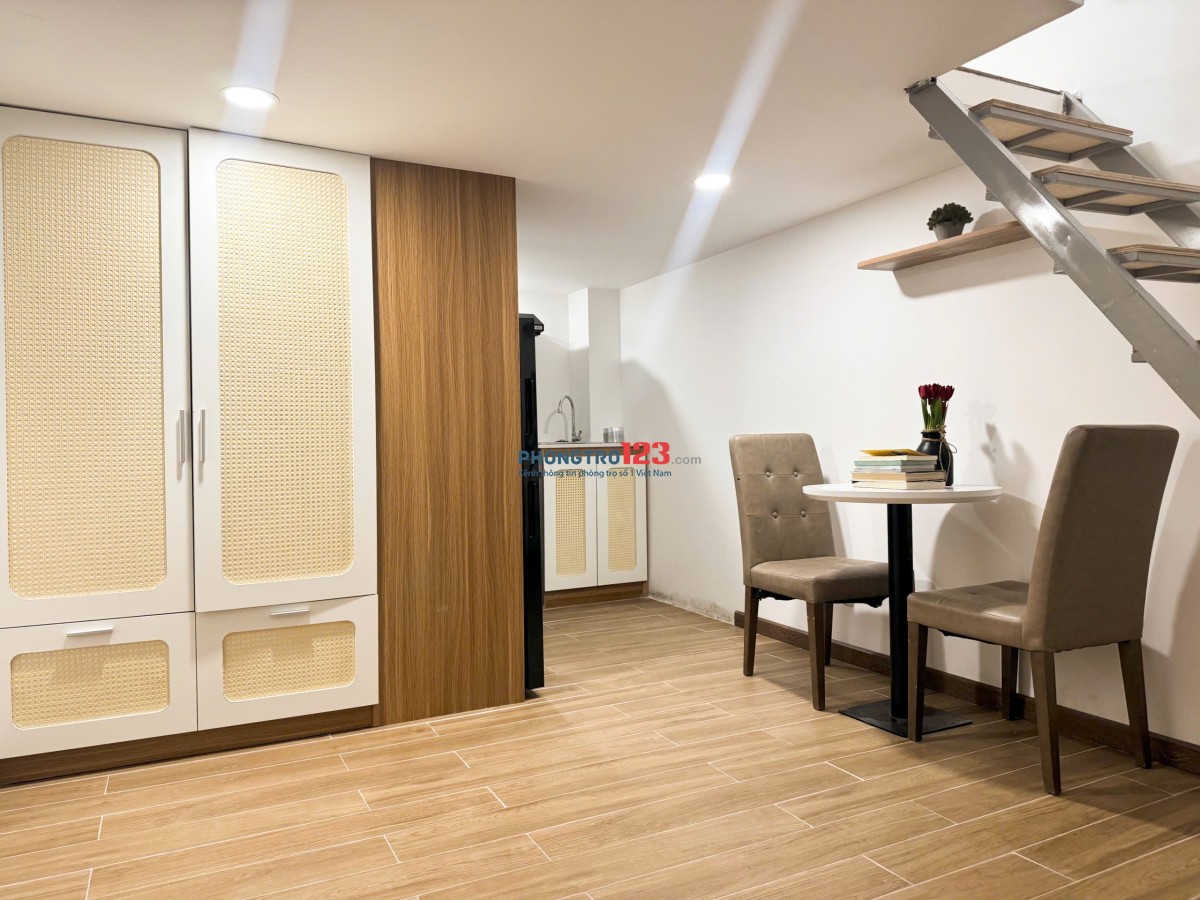 Phòng trọ Duplex ở được nhiều người full nội thất mới 100% có bảo vệ thang máy gần đại học Văn Lang