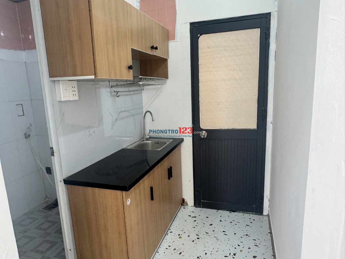 Cho Thuê 1 Phòng Ngủ Tách Bếp 30m2 _ Ban Công , Phan Chu Trinh Gần Chợ Bà Chiểu