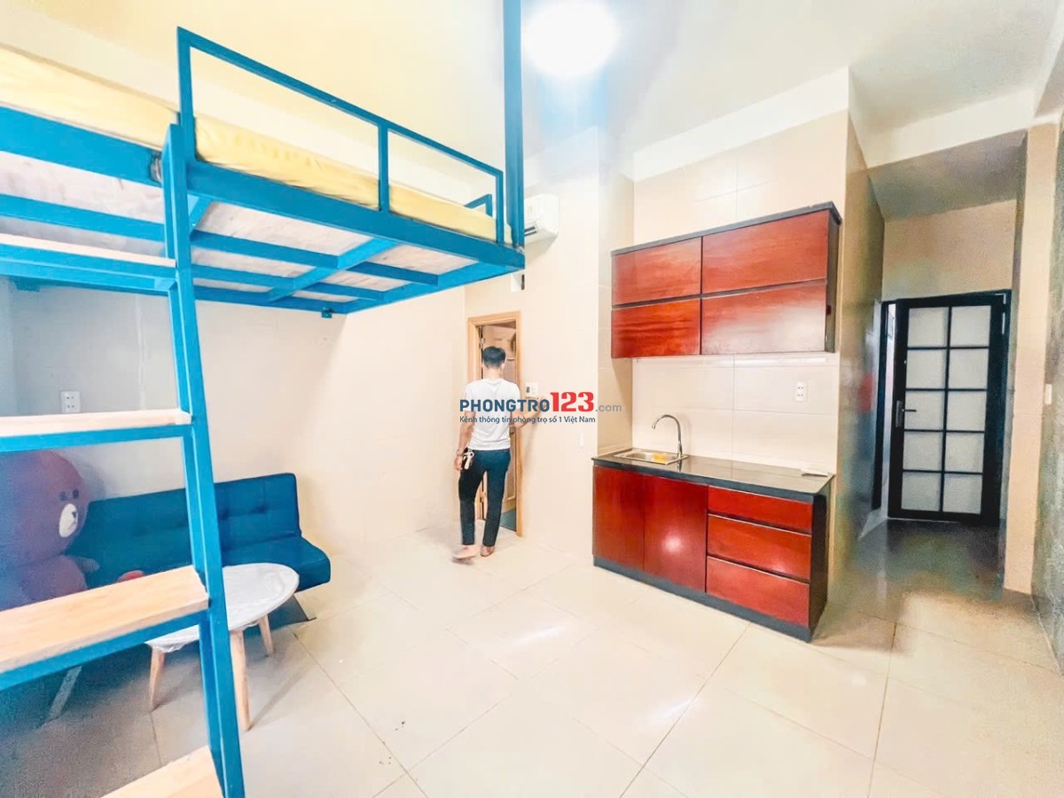 CÒN TRỐNG 2P SẴN NỘI THẤT CỬA SỔ BAN CÔNG NGAY CHỢ TÂN HƯƠNG GẦN ĐH VĂN HIẾN CÓ THANG MÁY