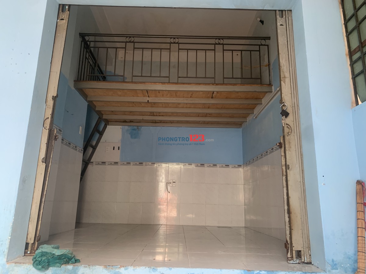 Phòng mặt tiền đường lớn có gác