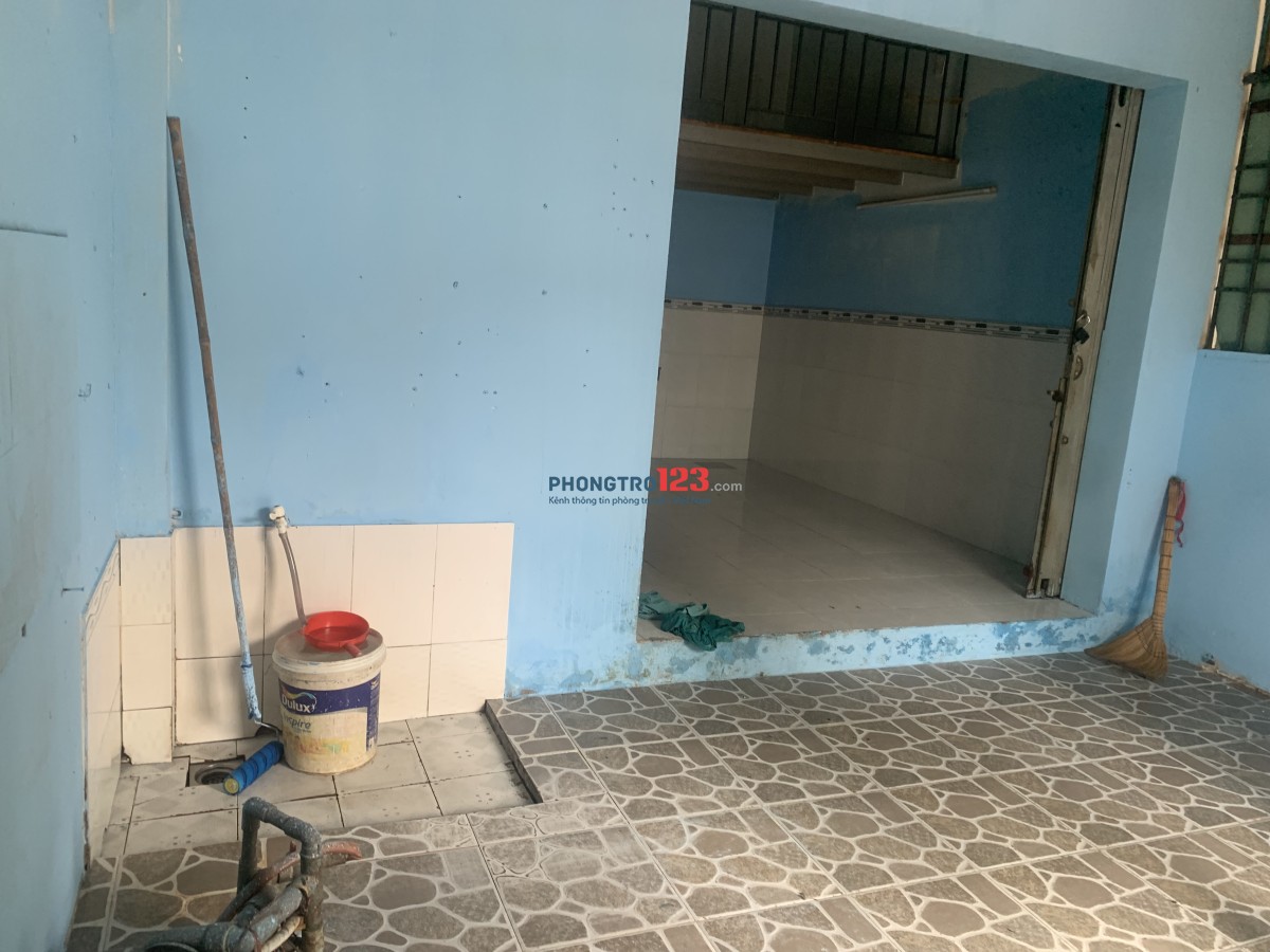 Phòng mặt tiền đường lớn có gác