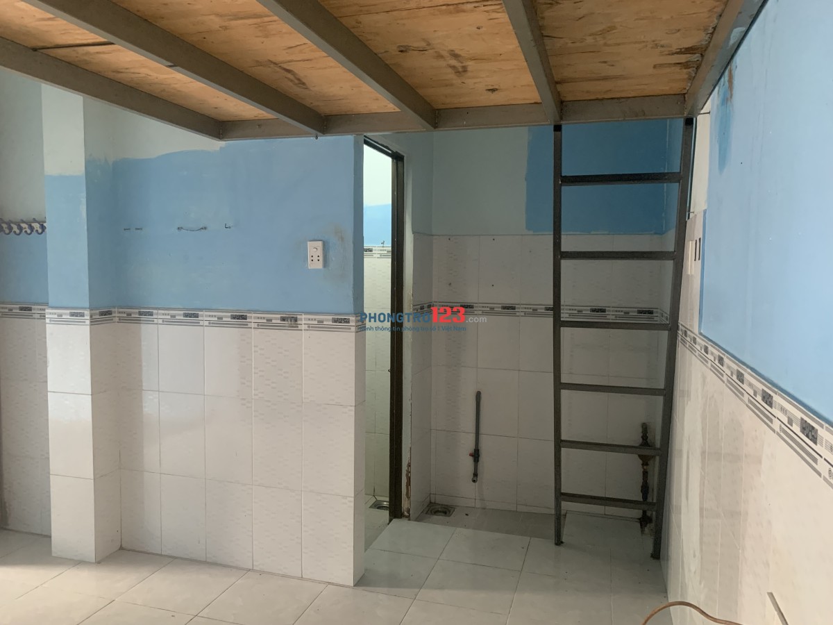 Phòng mặt tiền đường lớn có gác