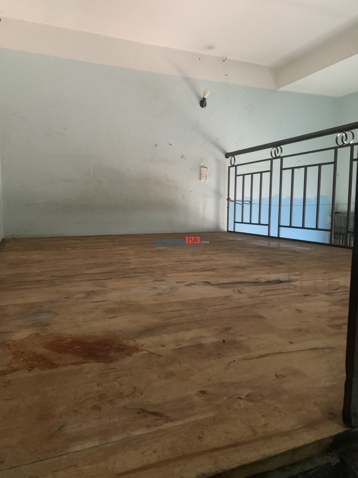 Phòng mặt tiền đường lớn có gác