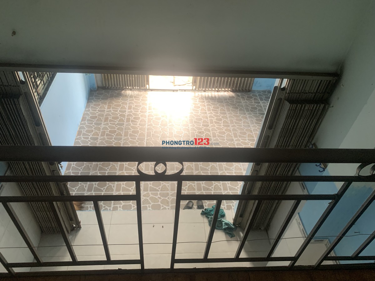 Phòng mặt tiền đường lớn có gác