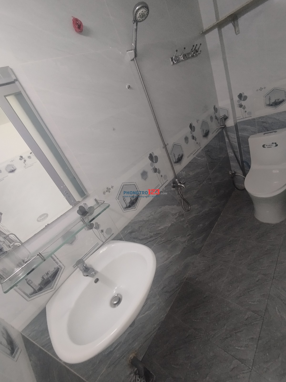 Phòng máy lạnh có gác rộng 30m2. Đường Phan Văn Trường. Bến Thành. Quận 1