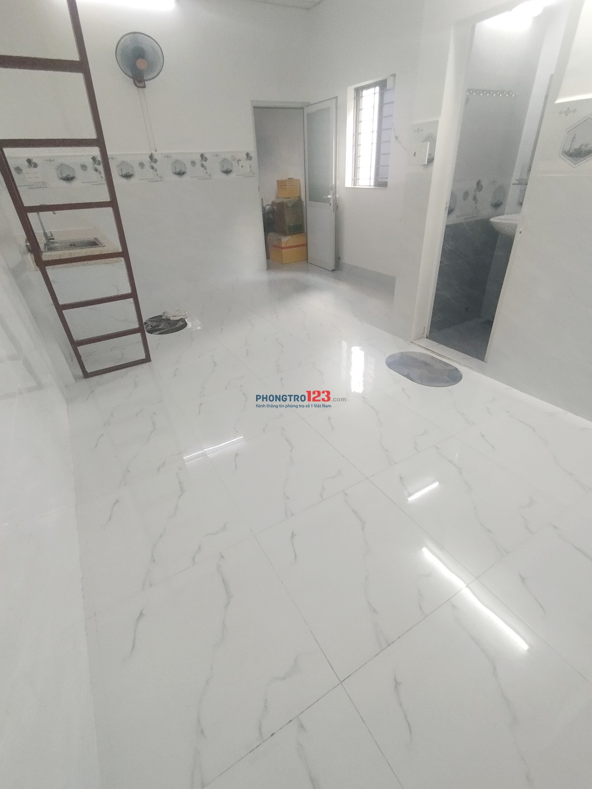 Phòng máy lạnh có gác rộng 30m2. Đường Phan Văn Trường. Bến Thành. Quận 1