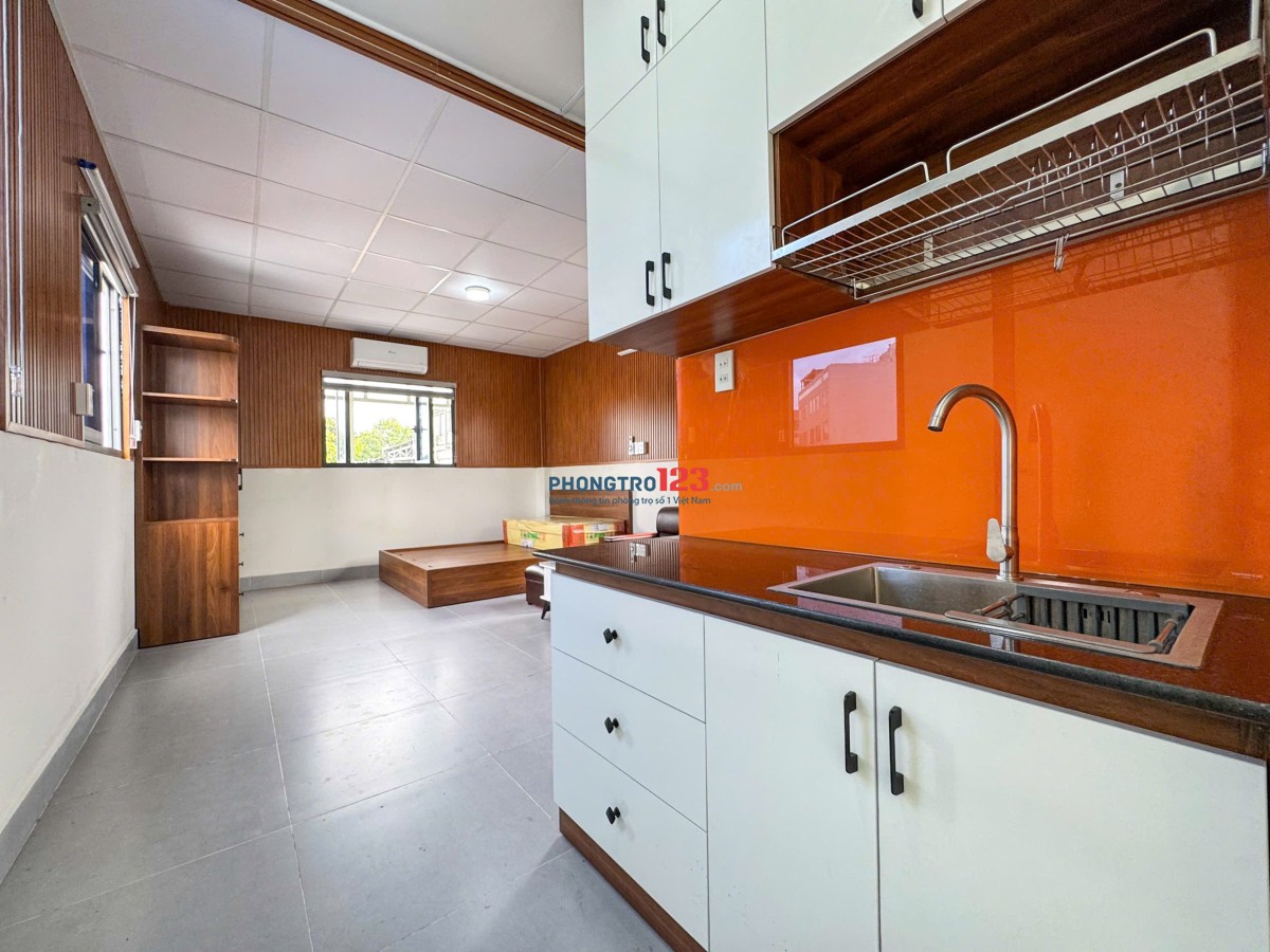 STUDIO ĐẸP GẦN SÂN BAY TÂN SƠN NHẤT – FULL NỘI THẤT GỖ SANG TRỌNG