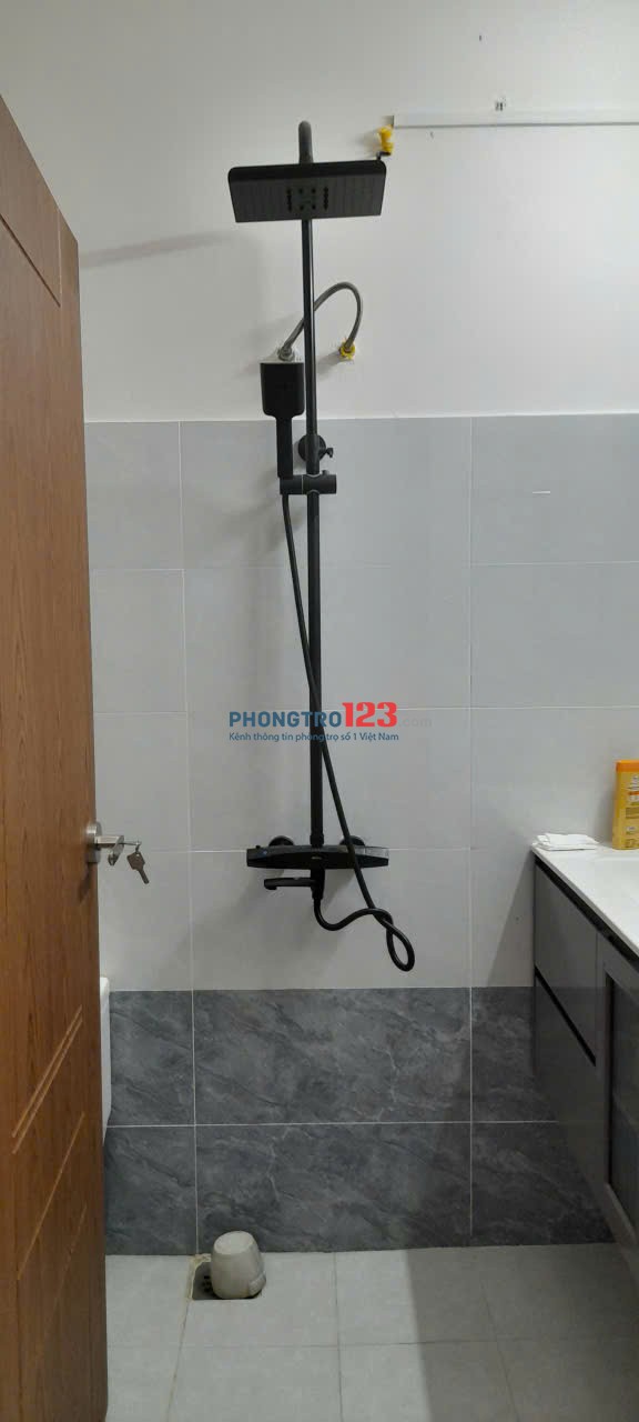 Chính chủ cho thuê nhà ngay trung tâm Q3, phòng mới thoáng có cửa sổ, giếng trời