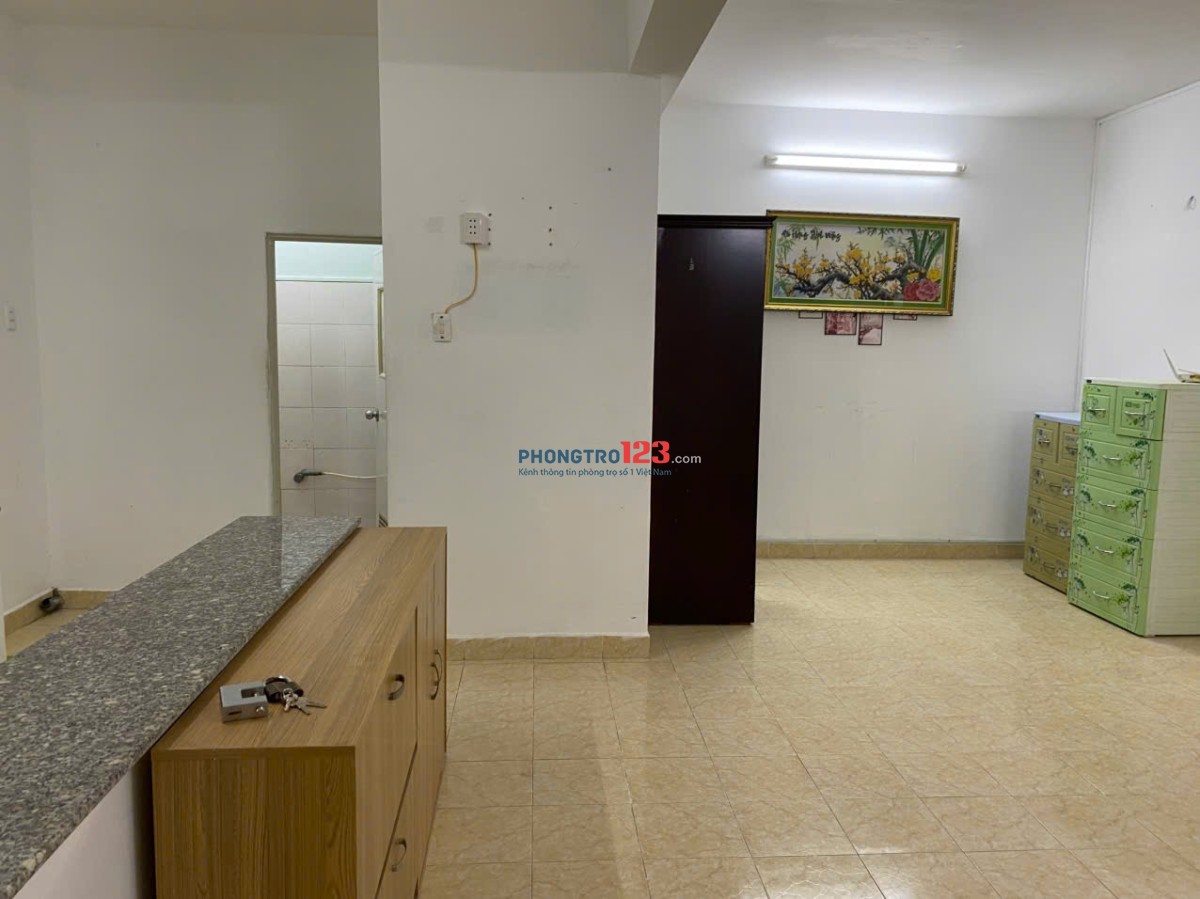 Cho thuê căn hộ 2 phòng ngủ, thang máy, giá 9,5 triệu tại quận 5