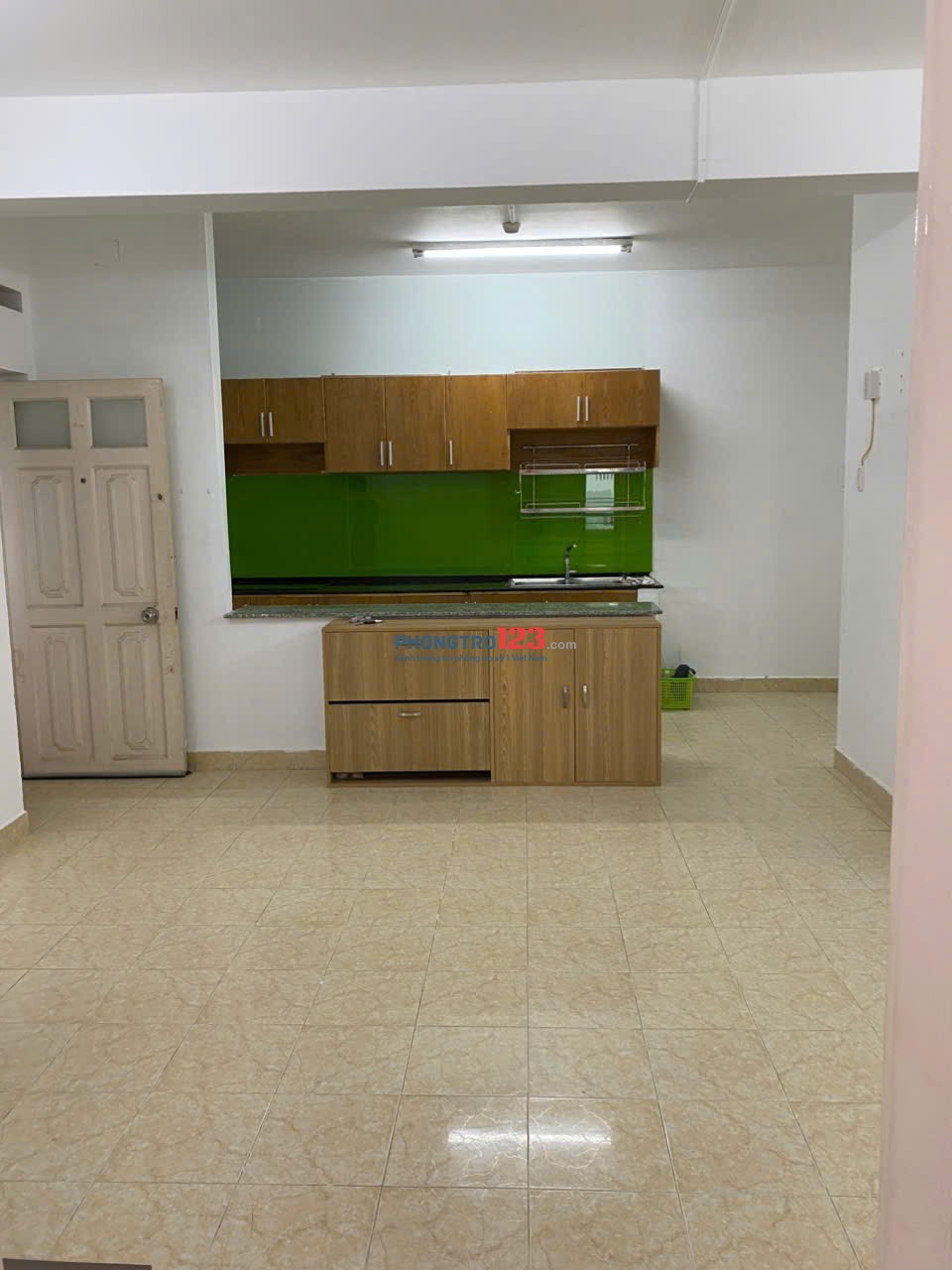 Cho thuê căn hộ 2 phòng ngủ, thang máy, giá 9,5 triệu tại quận 5