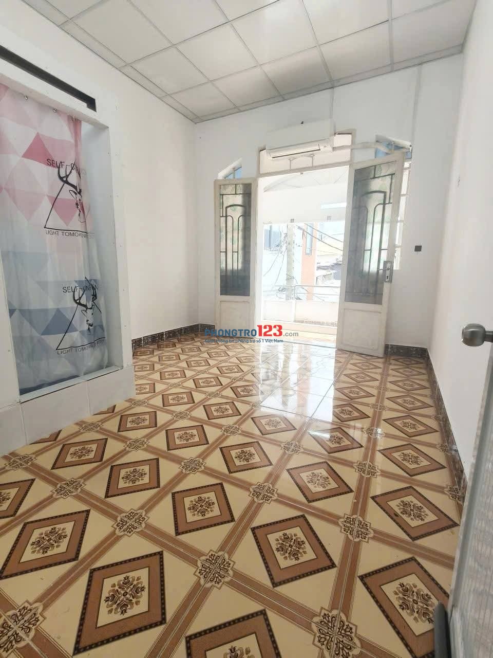 Phòng có ban công rộng rãi view thoág mát , giờ tự do, không chung chủ, khu an ninh, gần ĐH Luật