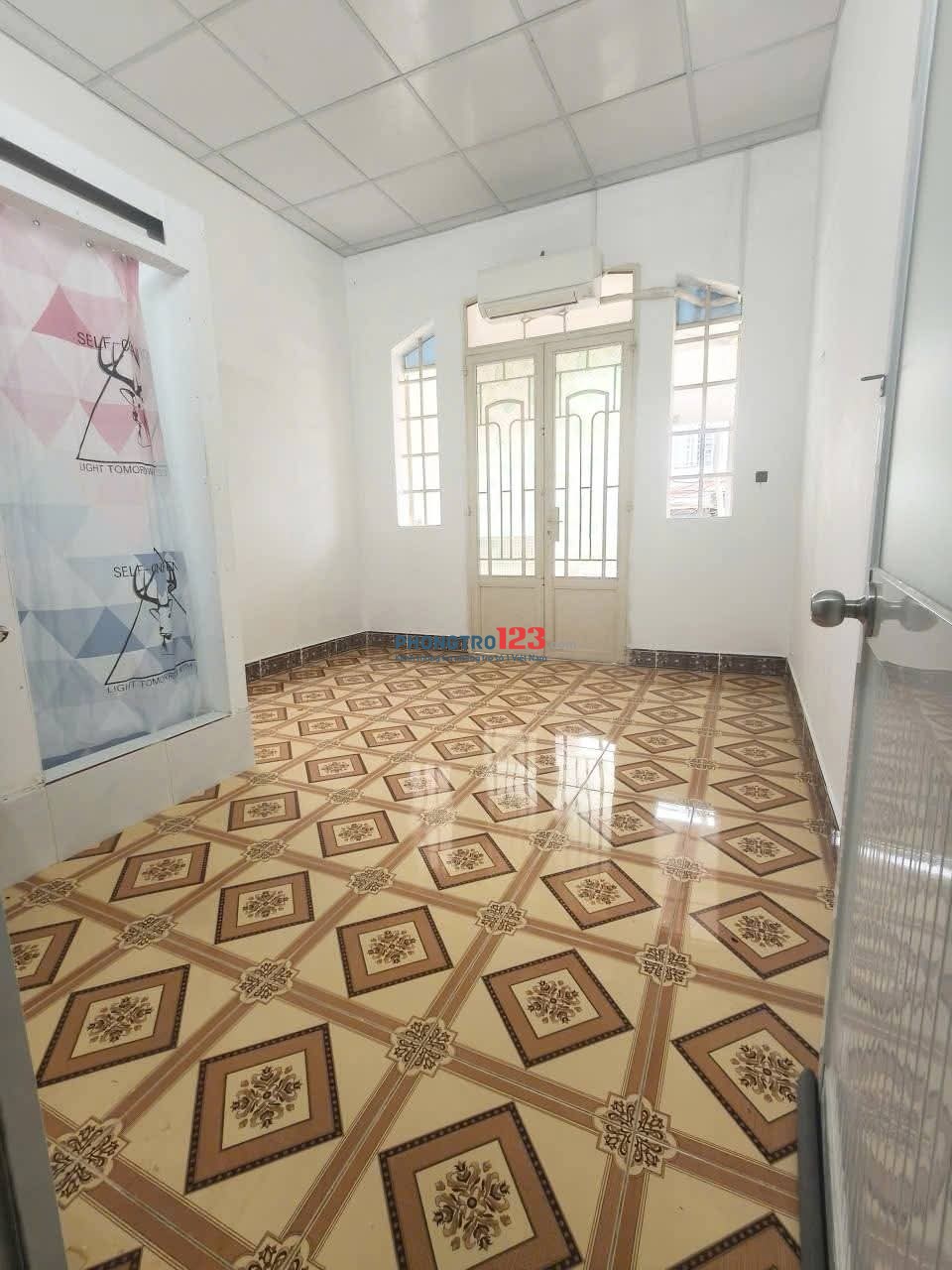 Phòng có ban công rộng rãi view thoág mát , giờ tự do, không chung chủ, khu an ninh, gần ĐH Luật