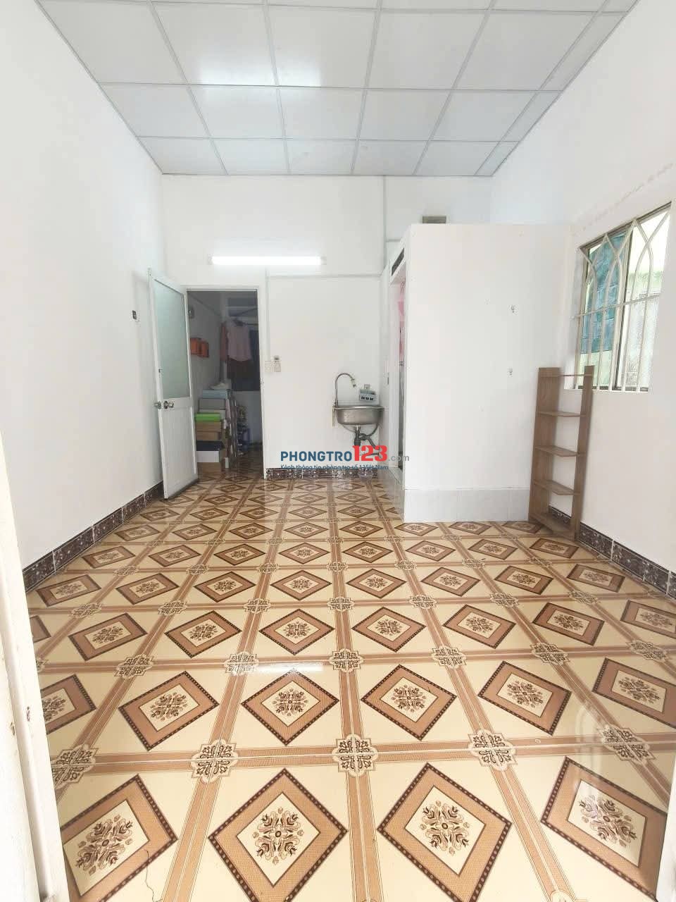Phòng có ban công rộng rãi view thoág mát , giờ tự do, không chung chủ, khu an ninh, gần ĐH Luật