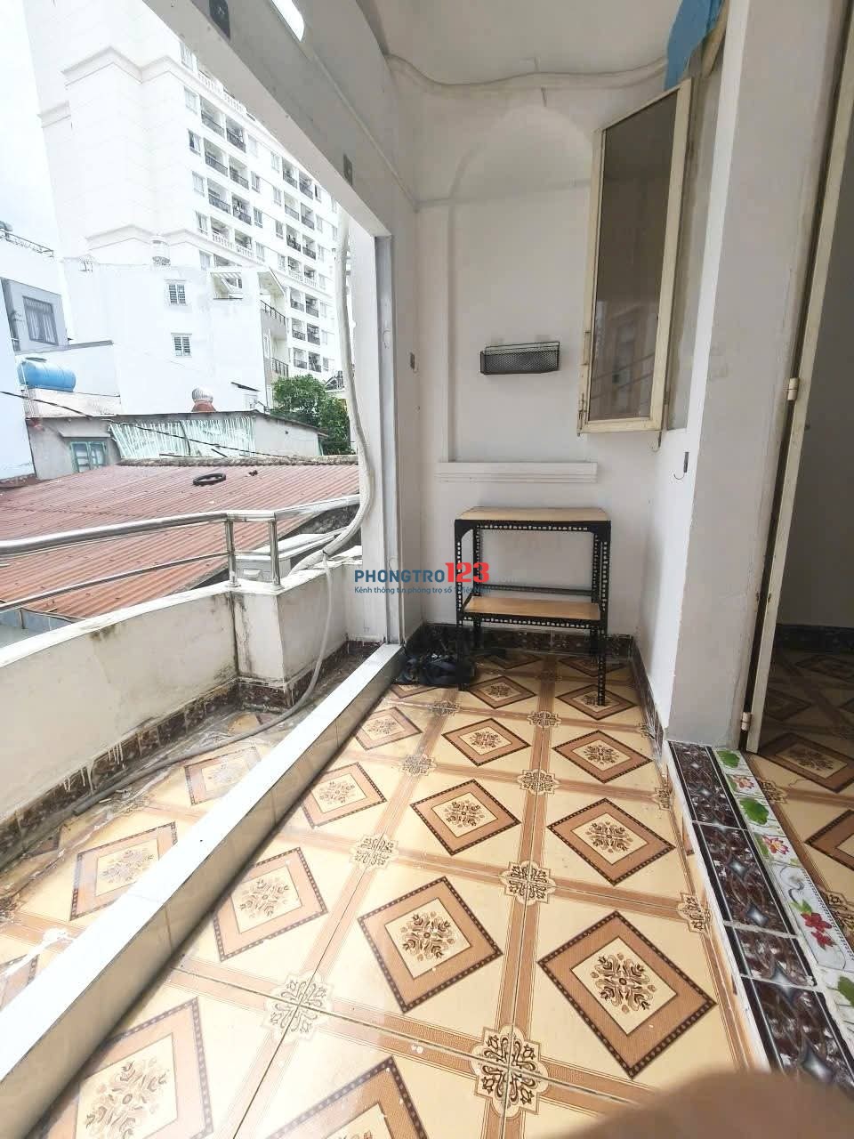 Phòng có ban công rộng rãi view thoág mát , giờ tự do, không chung chủ, khu an ninh, gần ĐH Luật