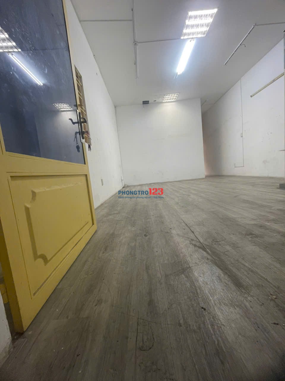 Cho thuê 2 căn hộ lầu 1 và 2 của nhà mặt tiền 608 Điện Biên Phủ, quận 10 (ngã 3 Nguyễn Thiện Thuật)