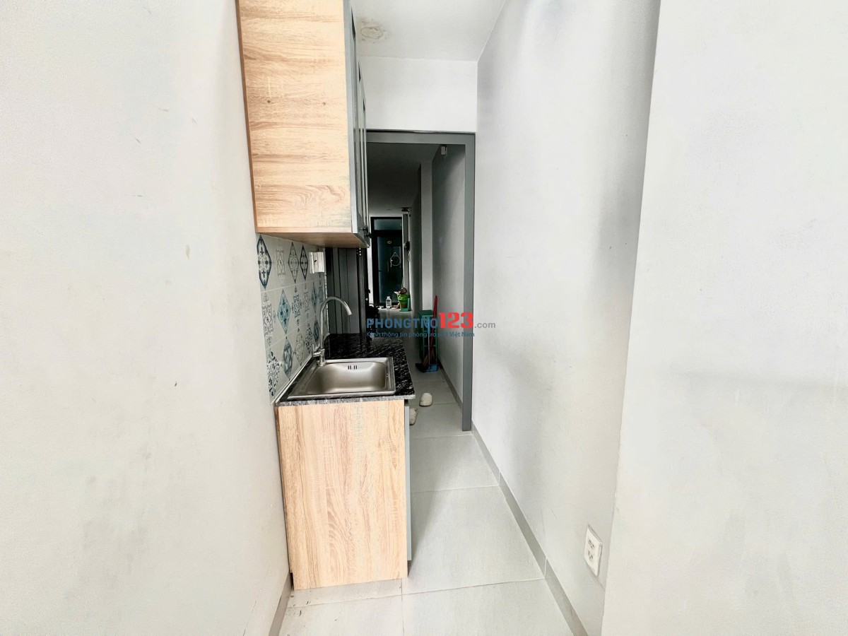 Cho Thuê Căn Hộ Ban Công Siêu Rộng 35m2, Máy Giặt Riêng ngay Ung Văn Khiêm gần Hutech, FTU2, GTVT