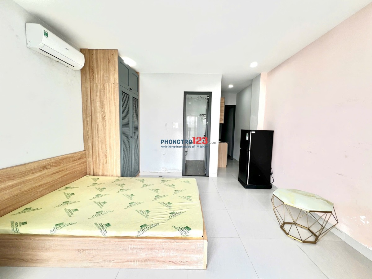 Cho Thuê Căn Hộ Ban Công Siêu Rộng 35m2, Máy Giặt Riêng ngay Ung Văn Khiêm gần Hutech, FTU2, GTVT