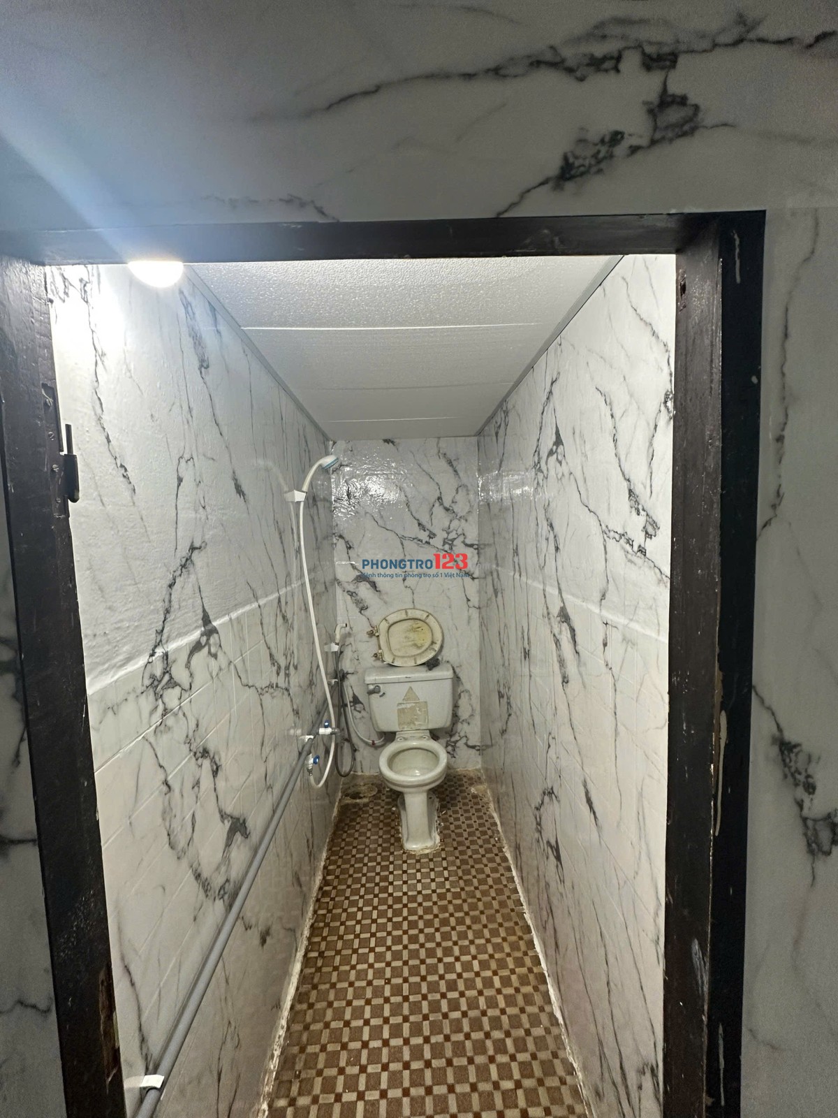 nhà lầu 3 tầng toàn người ở trọ dư 1 phòng lầu 3