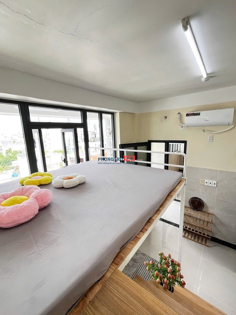 Phòng có gác 35m2 mới 100% ban công gần ngã tư Hàng Xanh, ĐH Văn Lang ở Bùi Đình Tuý Bình Thạnh