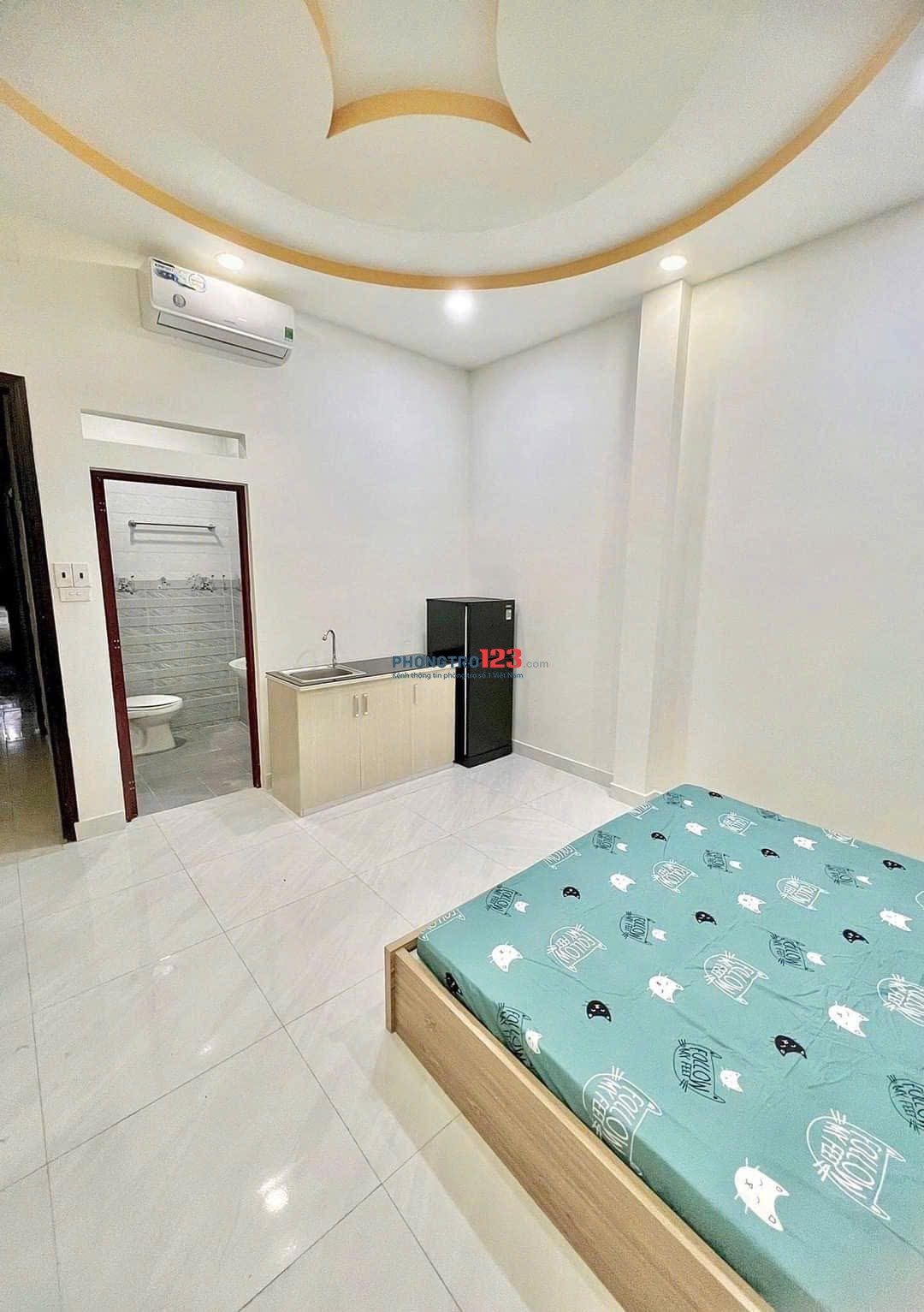 Phòng có ban công gần chợ Hoàng Hoa Thám, quận Tân Bình